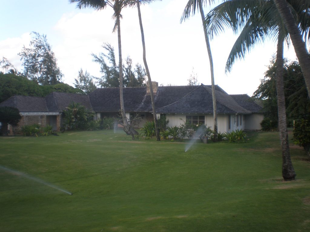 The Boettcher Estate was designed by Vladimir Ossipoff, a Russian-born architect known for blending modern trends with Hawaiian styles. He created a home that embraced Hawaii’s tropical climate and natural beauty.