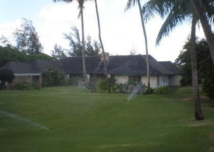 The Boettcher Estate was designed by Vladimir Ossipoff, a Russian-born architect known for blending modern trends with Hawaiian styles. He created a home that embraced Hawaii’s tropical climate and natural beauty.