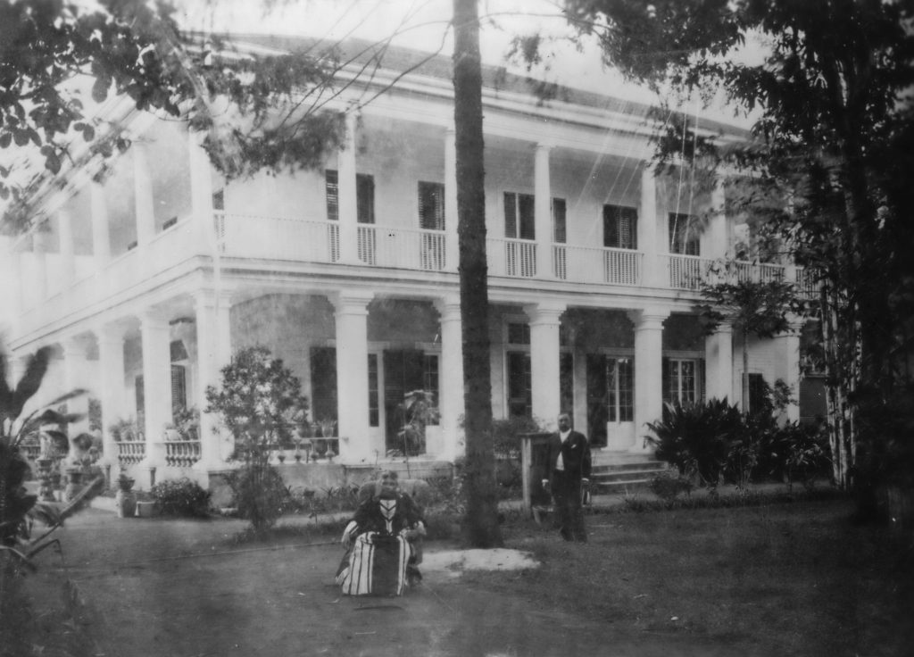 The Queen sitted in front of Washington Place in this undated photo, but taken during the same time as the previous photo.