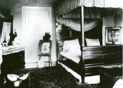 The Queen's bedroom (undated).